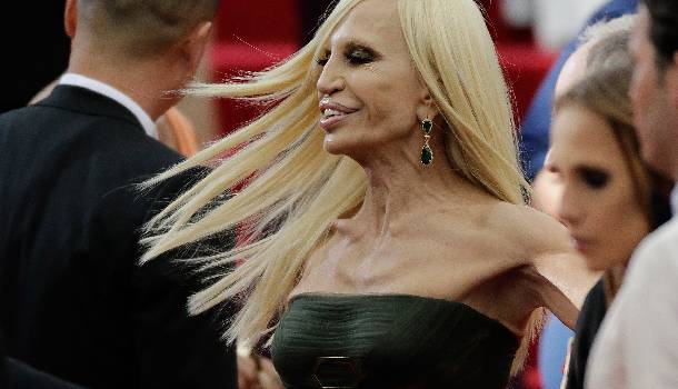 Borítókép: Donatella Versace a Givenchy új arca