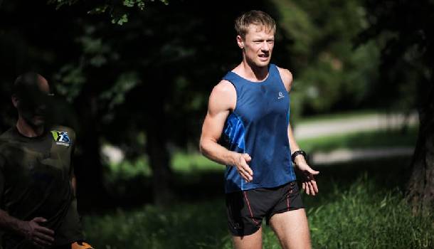 Borítókép: Száraz Dénes a beteg gyerekekért fut - interjú