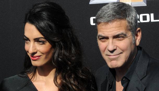 Borítókép: Meglepő: George Clooney így kérte meg Amal kezét