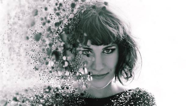 Borítókép: "Eső, hozz enyhülést": Nézd meg nálunk Pátkai Rozina új klipjét!