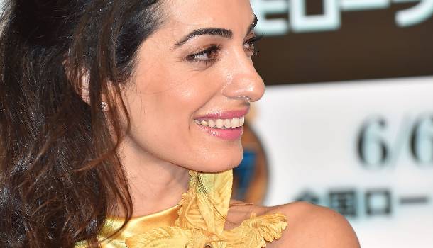 Borítókép: Amal Clooney álomszép aranyruhában a vörös szőnyegen