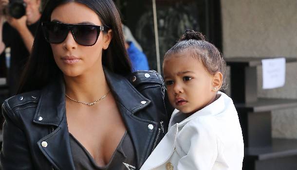 Borítókép: A nap cukisága: North West Balmain dzsekiben balettozik