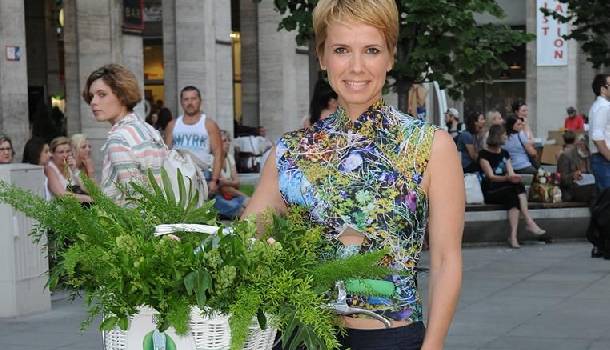 Borítókép: D. Tóth Kriszta bringával a vörös szőnyegen - VIDEÓ