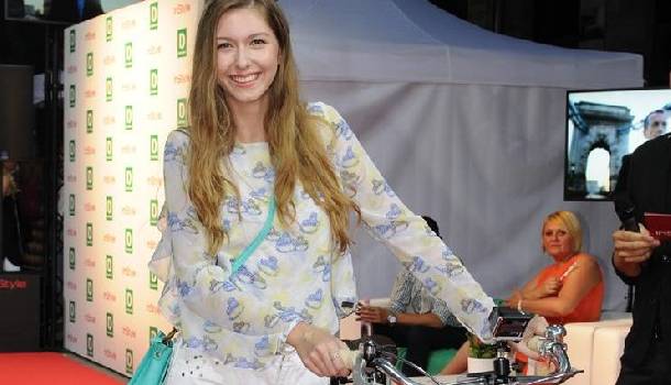 Borítókép: Dallos Bogi bringával a vörös szőnyegen - VIDEÓ