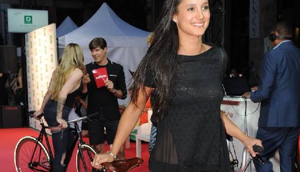 Borítókép: Trokán Nóra bringával a vörös szőnyegen - VIDEÓ