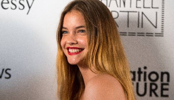 Borítókép: Éljen! Palvin Barbi magyar tervezőt népszerűsít a vörös szőnyegen