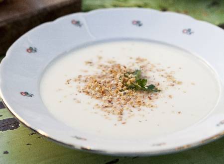 Borítókép: Vaníliás spárgakrémleves, ahogy Lakatos Márk készíti