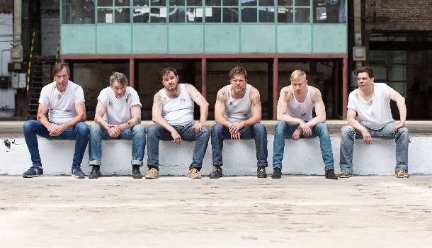 Borítókép: Vetkőző férfiak a Thália Színházban