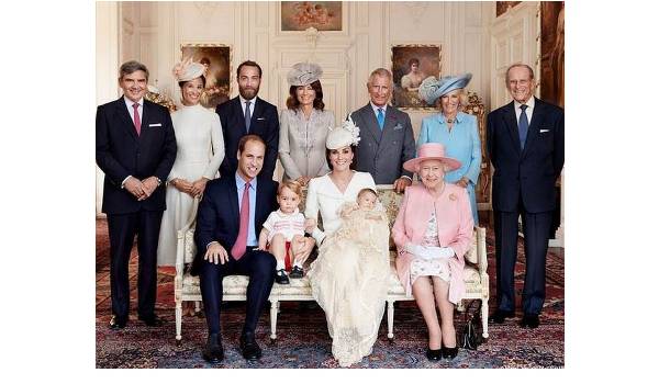 Borítókép: Az első hivatalos FOTÓK Sarolta hercegnő keresztelőjéről