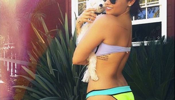 Borítókép: Demi Lovato vadítóan merész szettekben vállalja fel nőies idomait