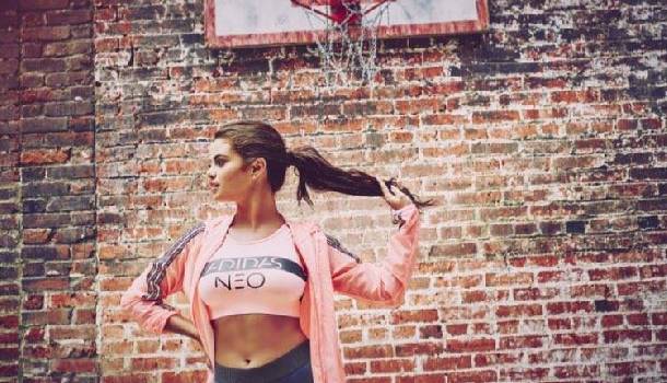 Borítókép: Selena Gomez büszkén vállalja teltebb idomait az Adidas új fotóin