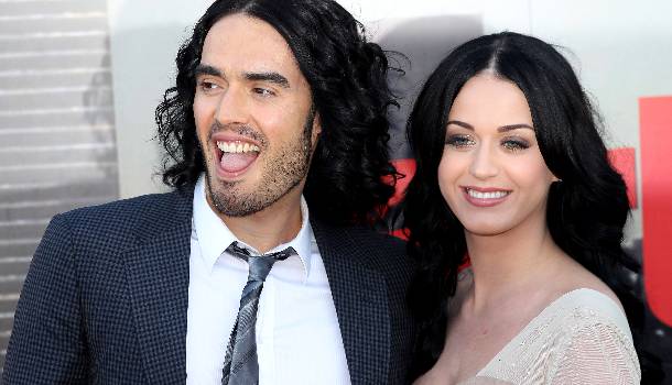 Borítókép: Büszkeség: Magyar napszemüvegért rajong Russell Brand