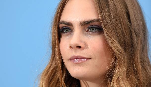 Borítókép: Az 5 legviccesebb GIF Cara Delevingne ikonikus szemöldökéről