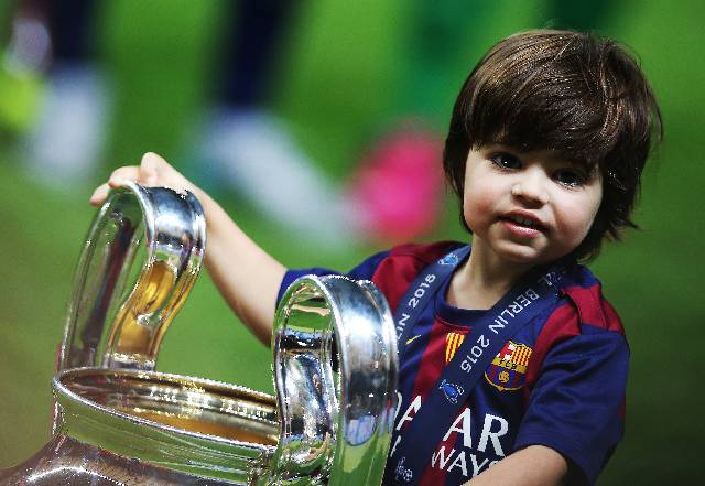 BERLIN, GERMANY - JUNE 06: Milan Pique Mebarak, the son of Shakira and Gerard Pique holds the trophy during the UEFA Champions League Final between Barcelona and Juventus at Olympiastadion on June 6, 2015 in Berlin, Germany. (Photo by Ian MacNicol/Getty Images)