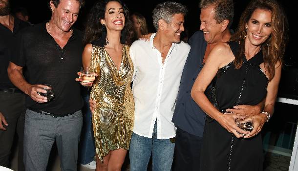 Borítókép: Amal Clooney káprázatos arany ruhában bulizott együtt Cindy Crawforddal