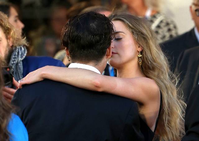 VENICE, ITALY - SEPTEMBER 04: Johnny Depp and Amber Heard hug and kiss at the premiere for 'Black Mass' during the 72nd Venice Film Festival on September 4, 2015 in Venice, Italy. (Photo by Danny Martindale/WireImage)