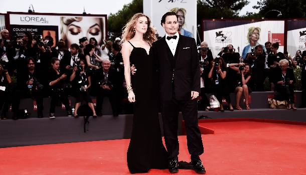Borítókép: Johnny Depp és Amber Heard nem fogta vissza magát a vörös szőnyegen - FOTÓK