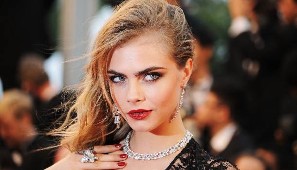 Borítókép: A sztárok kedvence: vörös körömlakk