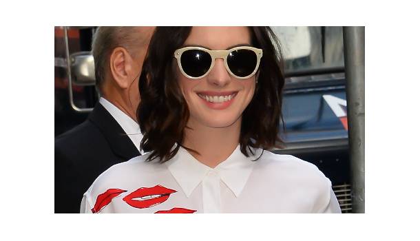 Borítókép: Anne Hathaway tökéletes őszi szettjét látnotok kell! - FOTÓK