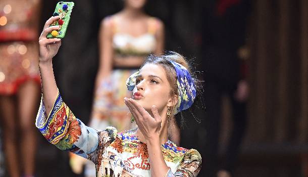 Borítókép: A kifutó kellős közepén kezdtek el szelfizni a modellek - Meglepő fotók!