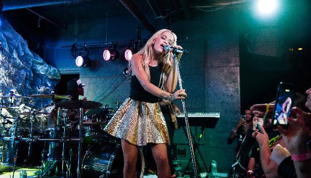 Borítókép: Napi jó hír - Rita Ora Abodi Dóra kreációt viselt a fellépésén