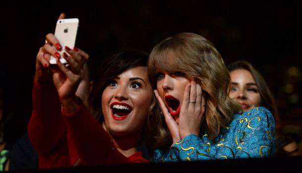 Borítókép: Kacsaszáj és halfej - A legnépszerűbb szelfi pózok az elmúlt évekből