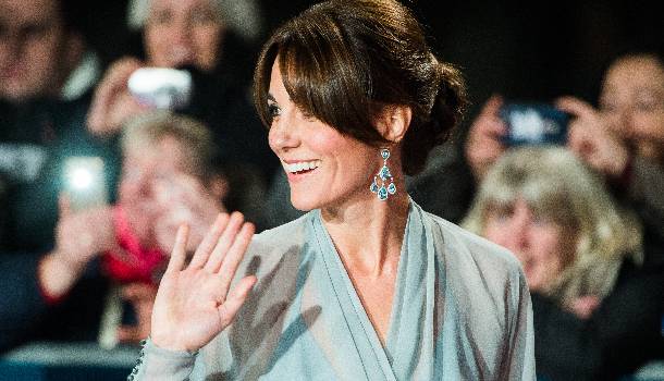 Borítókép: Bevállalós: Katalin hercegné melltartó nélkül a vörös szőnyegen - FOTÓK