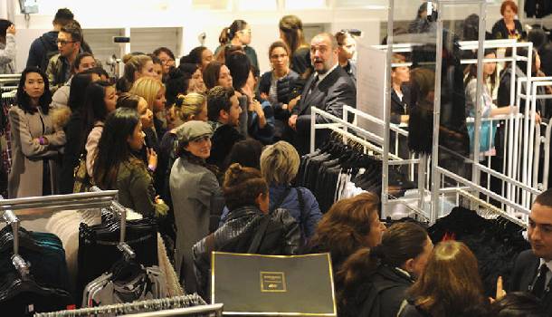 Borítókép: Megőrült az egész világ tegnap: A legdurvább videók a Balmain X H&M hisztériáról