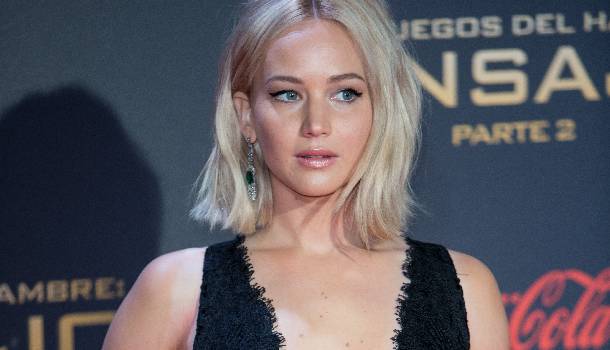 Borítókép: Jennifer Lawrence ismét elesett a vörös szőnyegen - VIDEÓ