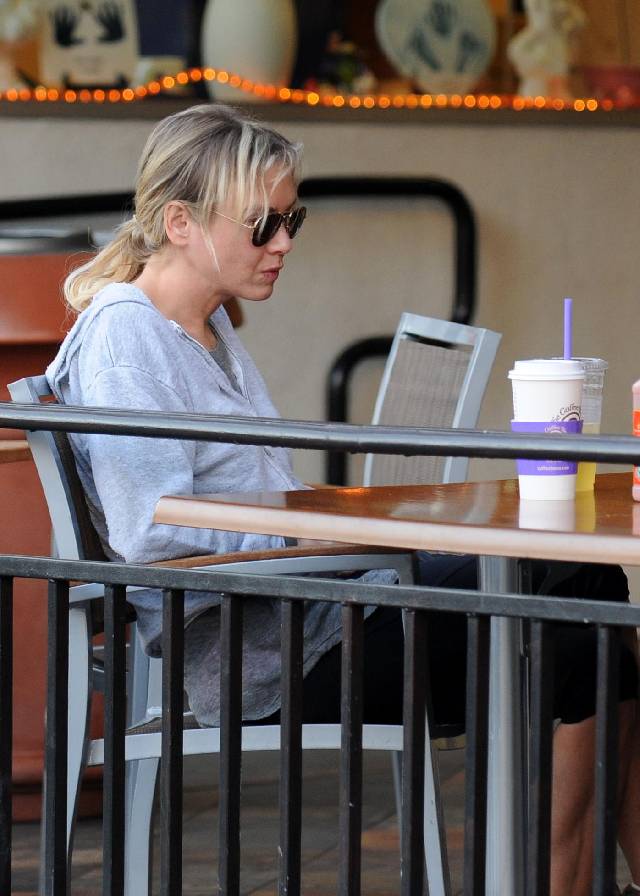 LOS ANGELES, CA - SEPTEMBER 30: Renee Zellweger dines at the Coffee Bean with a mystery male on September 30, 2009 in Los Angeles, California. (Photo by Marcos Vasquez/BuzzFoto/FilmMagic)