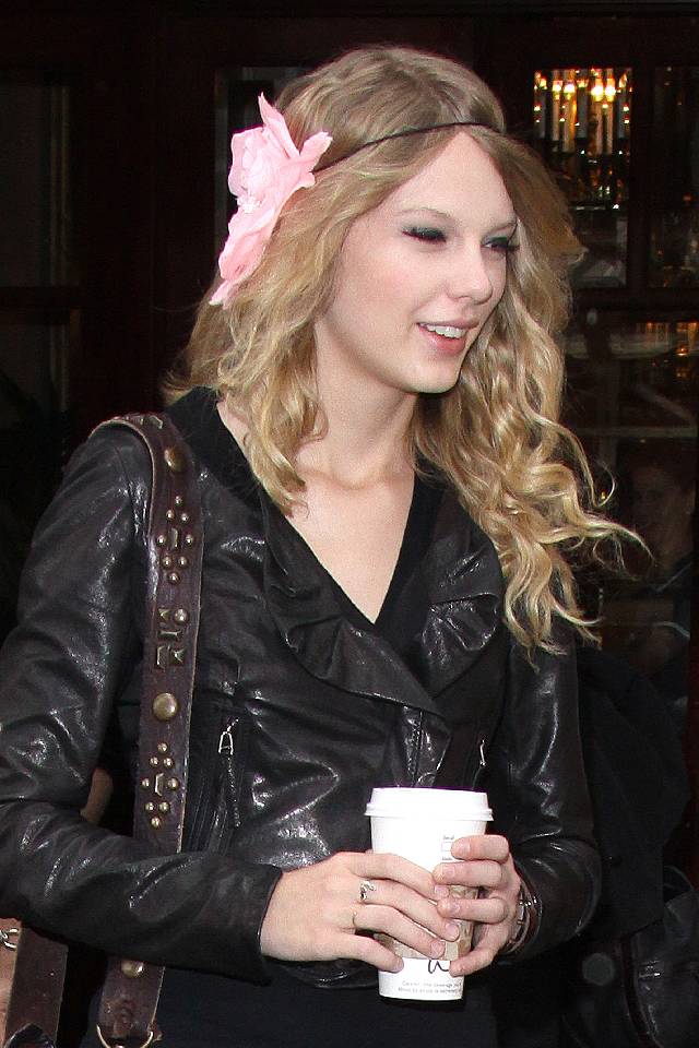 LONDON, UNITED KINGDOM - MAY 09: Taylor Swift sighting on May 9, 2009 in London, England. (Photo by Fred Duval/FilmMagic)