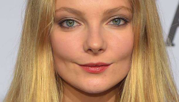 Borítókép: Ezen az álomszigeten nyaral Mihalik Enikő (fedetlen keblekkel)