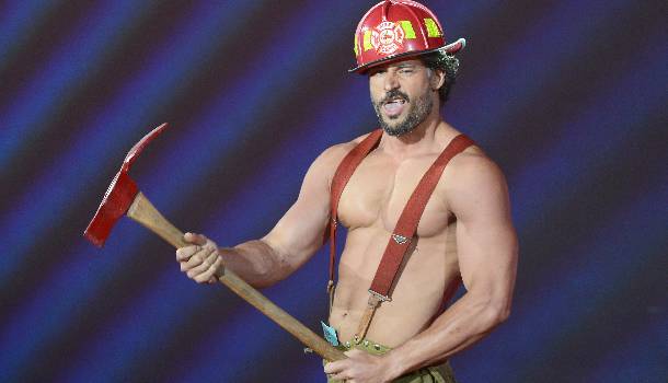 Borítókép: Amikor egy férfi szerelmes: Így szerenádozott tegnap Joe Manganiello az esküvőjén - VIDEÓ