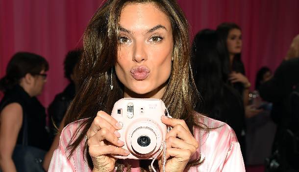 Borítókép: Lebukott a szupermodell - Szerinted is hazugság Alessandra Ambrosio #nofilter fotója?