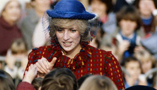 Borítókép: Ki ez a lány? Diana hercegnő dögös unokahúga a brit sajtó új üdvöskéje