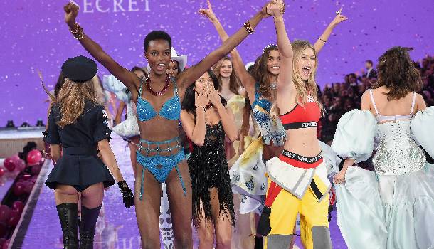 Borítókép: A Victoria's Secret angyalok is esznek, méghozzá nem is keveset - VIDEÓ