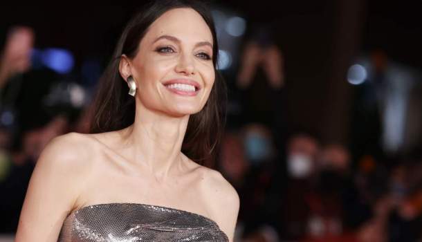 Borítókép: Forró emlék a múltból! Meztelen fotó került elő a 20 éves Angelina Jolie-ról