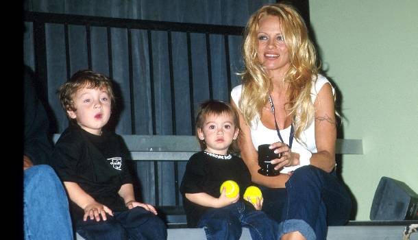 Borítókép: Elképesztően jó pasik lettek Pamela Anderson fiai - FOTÓK
