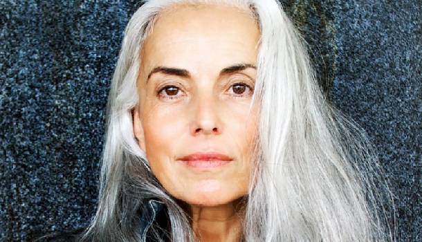 Borítókép: 59 éves nő a modellvilág új sztárja - FOTÓK