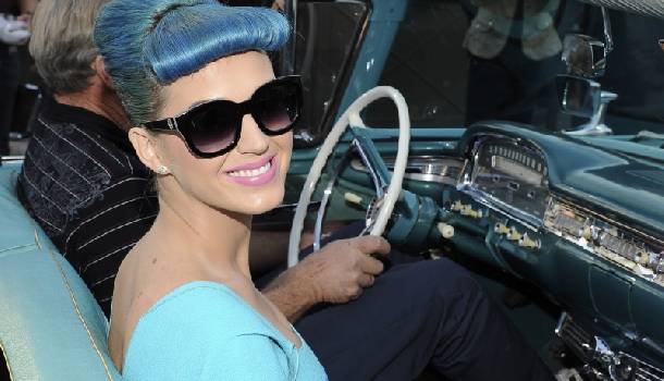 Borítókép: Új őrület nyárra: Farmerkék hajtincsek minden mennyiségben