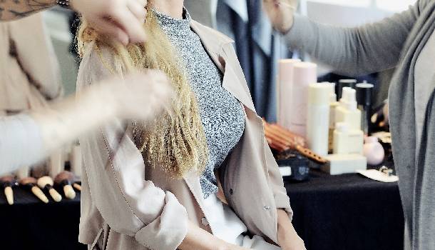 Borítókép: Lány  a tévéből