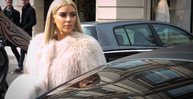 Itt a bizonyíték! Kim Kardashian mindig ugyanazt a 15 szettet viseli