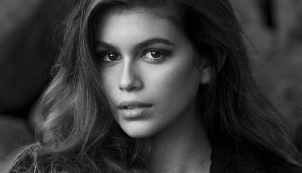 Borítókép: Cindy Crawford lánya drasztikus frizuraváltáson esett át - FOTÓ