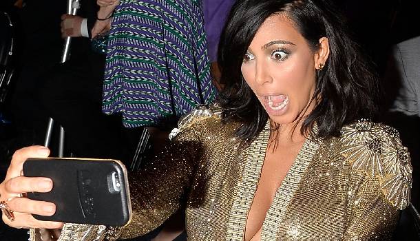 Borítókép: Ijesztő hasonlóság: Kim Kardashian az alteregójával szelfizett - FOTÓ