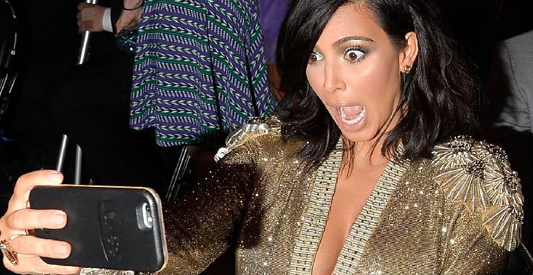 Borítókép: Ijesztő hasonlóság: Kim Kardashian az alteregójával szelfizett - FOTÓ