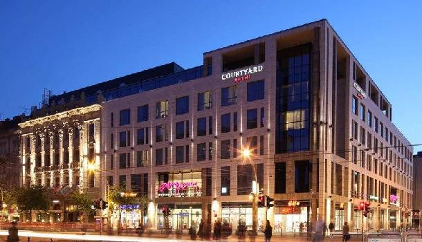 Borítókép: „Május 7-én várom az Europeum-nál, ott ahol a combinó is megáll.”