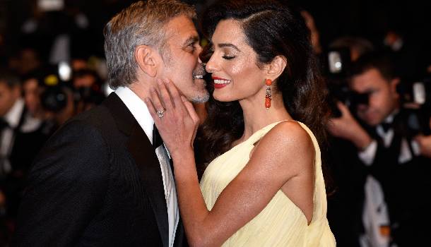 Borítókép: Cannes 2016: Amal Clooney-val megtörtént minden nő rémálma - FOTÓK