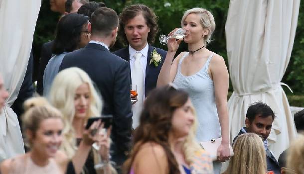 Borítókép: Jennifer Lawrence bemutatja: így éld túl az esküvői szezont – FOTÓK