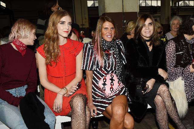 MILAN, ITALY - FEBRUARY 26: (L-R) Chiara Ferragni, Anna Dello Russo and Carine Roitfeld attend the Giamba show during Milan Fashion Week Fall/Winter 2016/17 on February 26, 2016 in Milan, Italy. (Photo by Jacopo Raule/Getty Images)