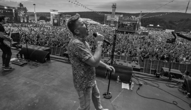 Borítókép: Így készülnek a sztárok a fesztiválra: Halott Pénz